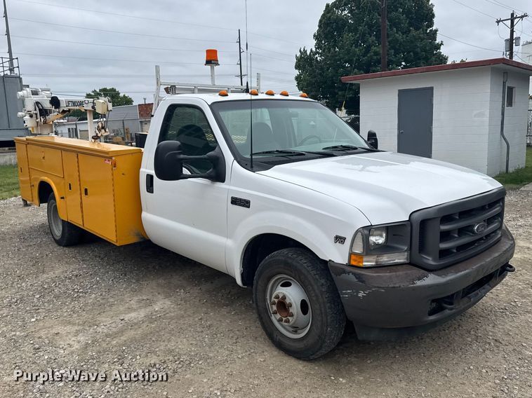 image for item FB7411 2002 Ford F350 Super Duty utility bed pickup truck