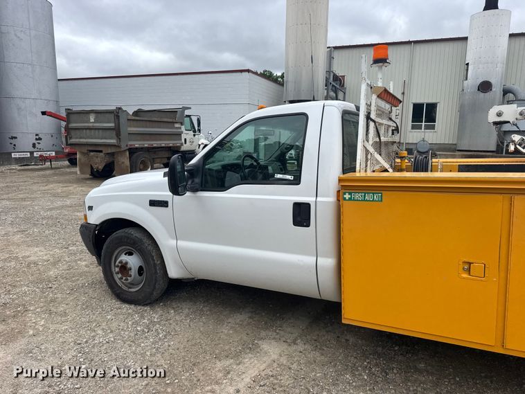 image for item FB7411 2002 Ford F350 Super Duty utility bed pickup truck