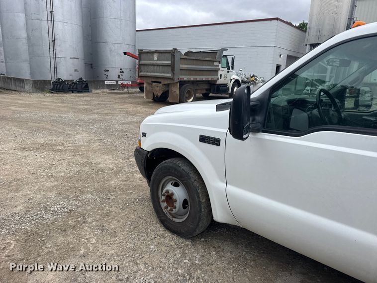 image for item FB7411 2002 Ford F350 Super Duty utility bed pickup truck