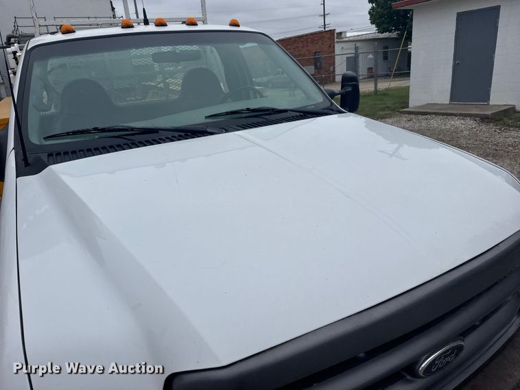 image for item FB7411 2002 Ford F350 Super Duty utility bed pickup truck
