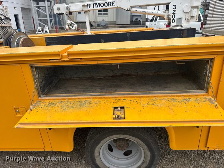 image for item FB7411 2002 Ford F350 Super Duty utility bed pickup truck