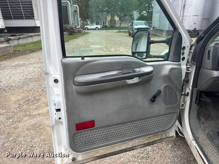 image for item FB7411 2002 Ford F350 Super Duty utility bed pickup truck