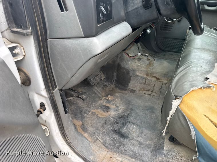 image for item FB7411 2002 Ford F350 Super Duty utility bed pickup truck