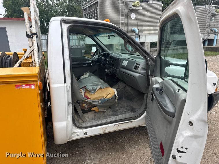 image for item FB7411 2002 Ford F350 Super Duty utility bed pickup truck