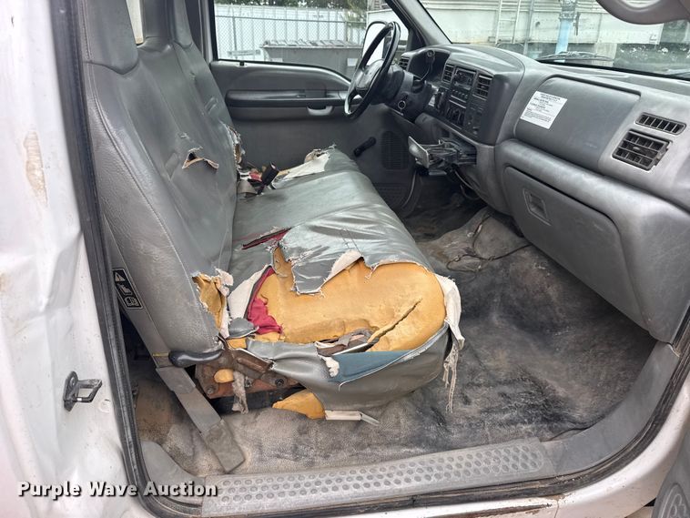 image for item FB7411 2002 Ford F350 Super Duty utility bed pickup truck