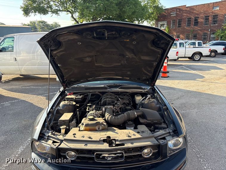 image for item FB8755 2008 Ford Mustang convertible