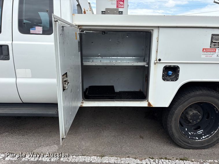 image for item FB8756 2011 Ford F550 Super Duty bucket truck