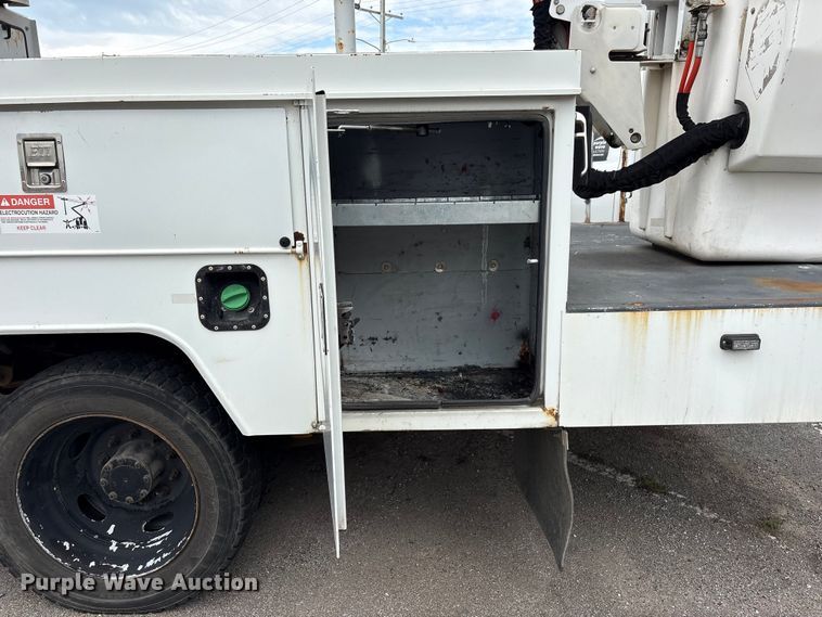 image for item FB8756 2011 Ford F550 Super Duty bucket truck