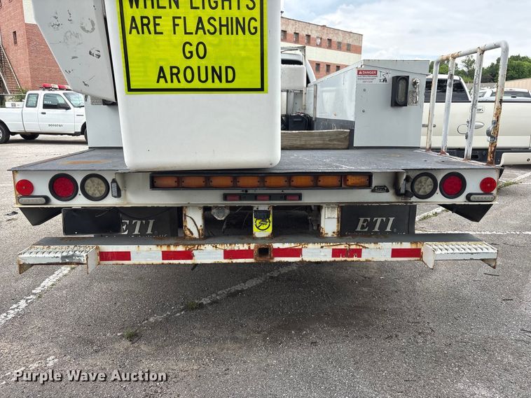image for item FB8756 2011 Ford F550 Super Duty bucket truck