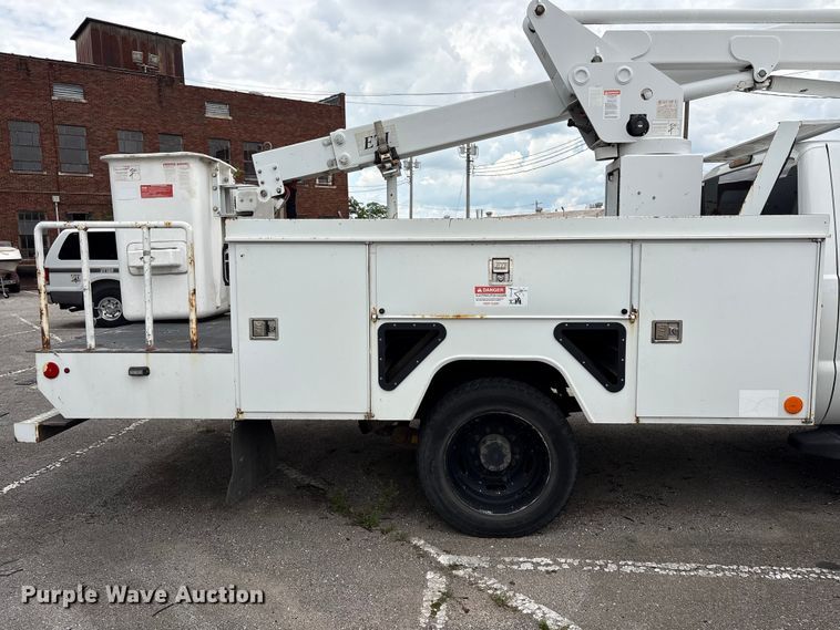 image for item FB8756 2011 Ford F550 Super Duty bucket truck