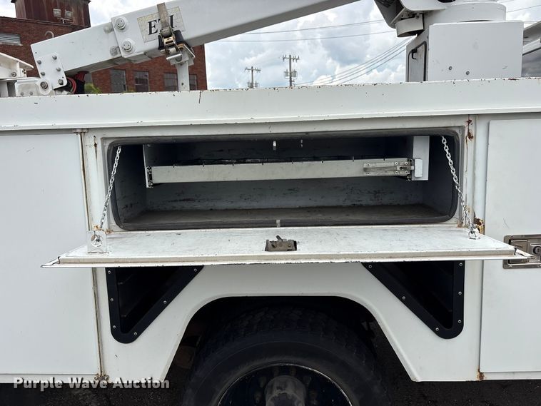 image for item FB8756 2011 Ford F550 Super Duty bucket truck
