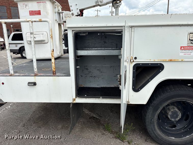 image for item FB8756 2011 Ford F550 Super Duty bucket truck