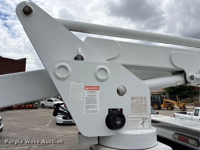 image for item FB8756 2011 Ford F550 Super Duty bucket truck