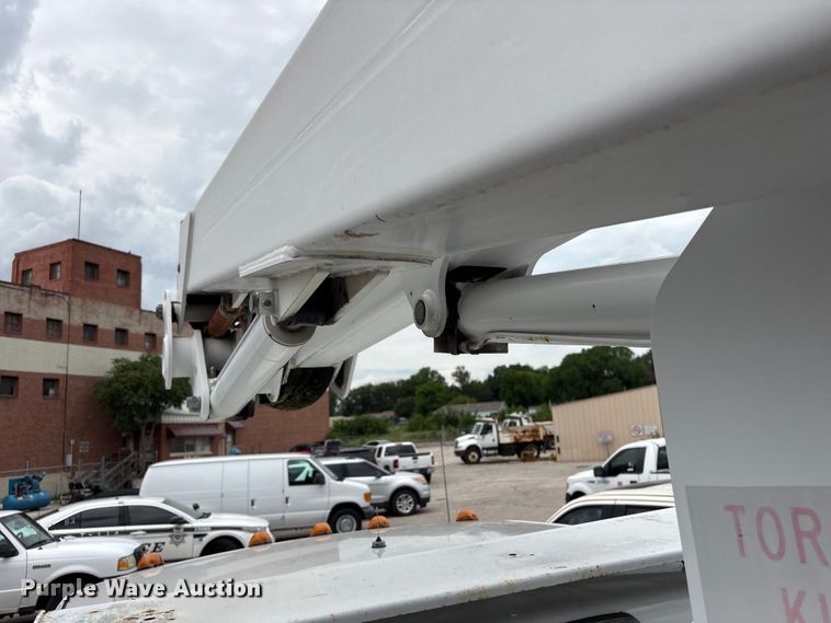 image for item FB8756 2011 Ford F550 Super Duty bucket truck