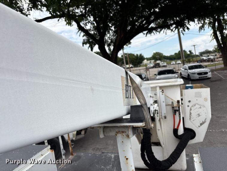 image for item FB8756 2011 Ford F550 Super Duty bucket truck