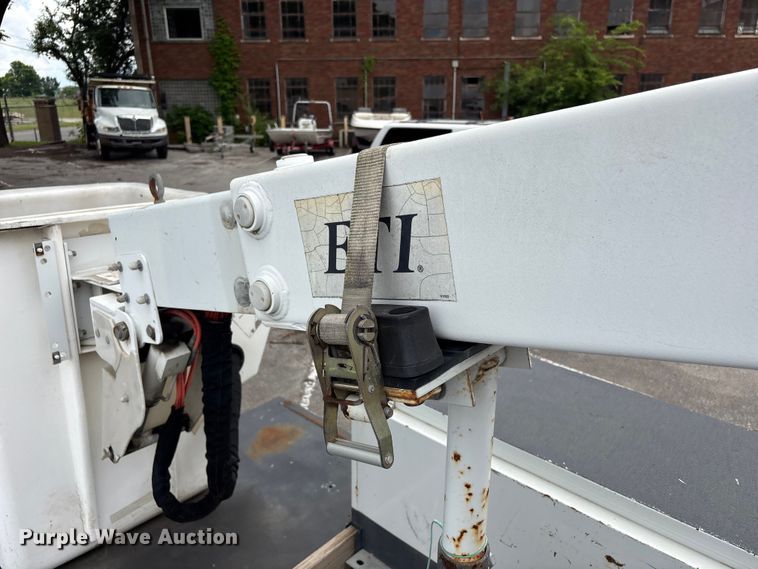 image for item FB8756 2011 Ford F550 Super Duty bucket truck