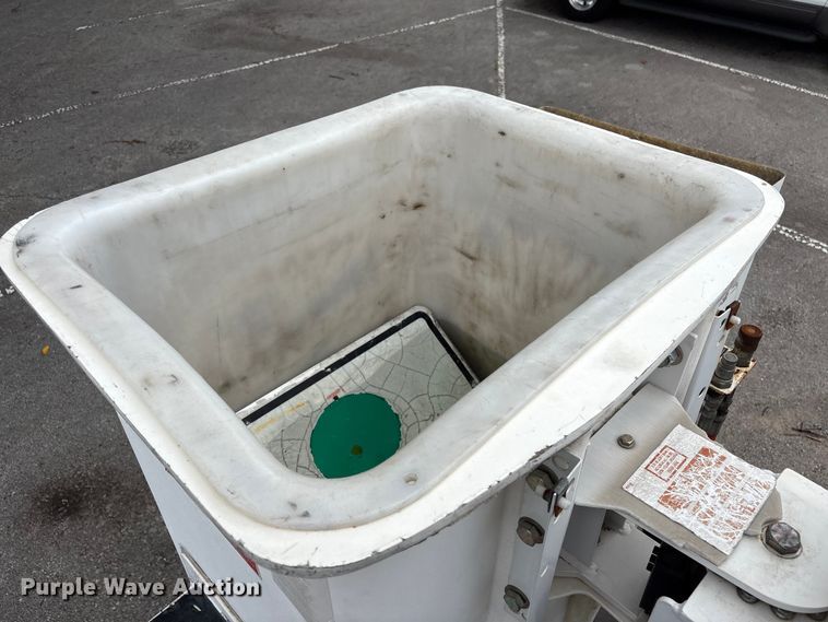 image for item FB8756 2011 Ford F550 Super Duty bucket truck