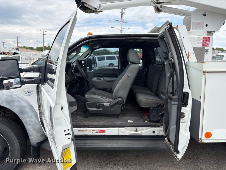 image for item FB8756 2011 Ford F550 Super Duty bucket truck