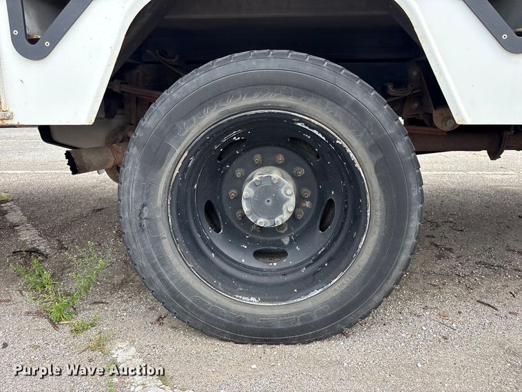 image for item FB8756 2011 Ford F550 Super Duty bucket truck