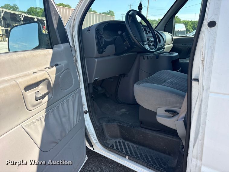 image for item FB8757 2000 Ford E350 van