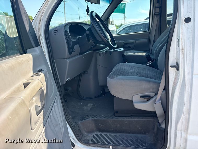 image for item FB8757 2000 Ford E350 van