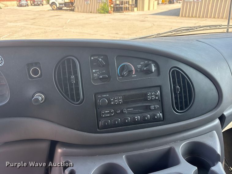 image for item FB8757 2000 Ford E350 van