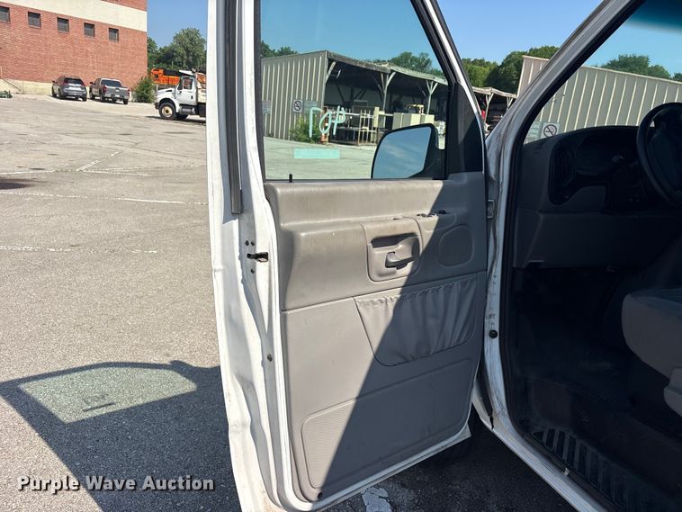 image for item FB8757 2000 Ford E350 van