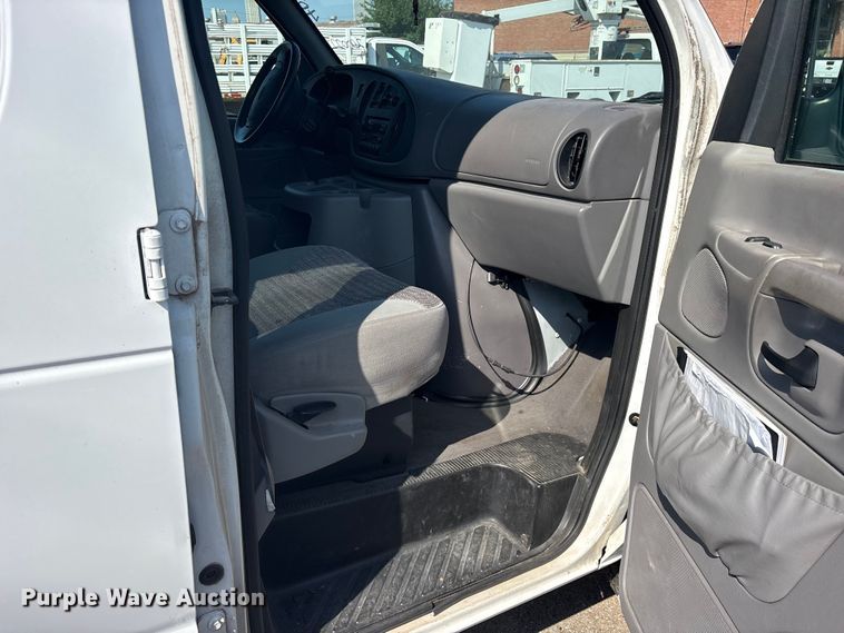 image for item FB8757 2000 Ford E350 van
