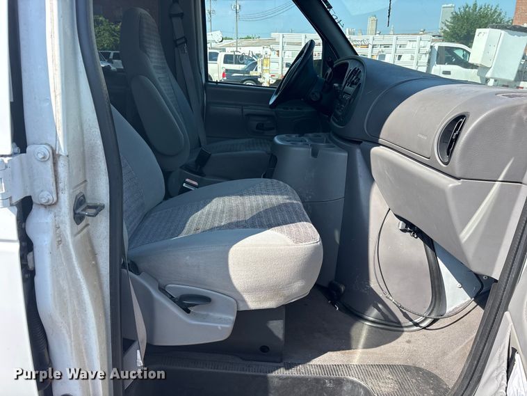 image for item FB8757 2000 Ford E350 van