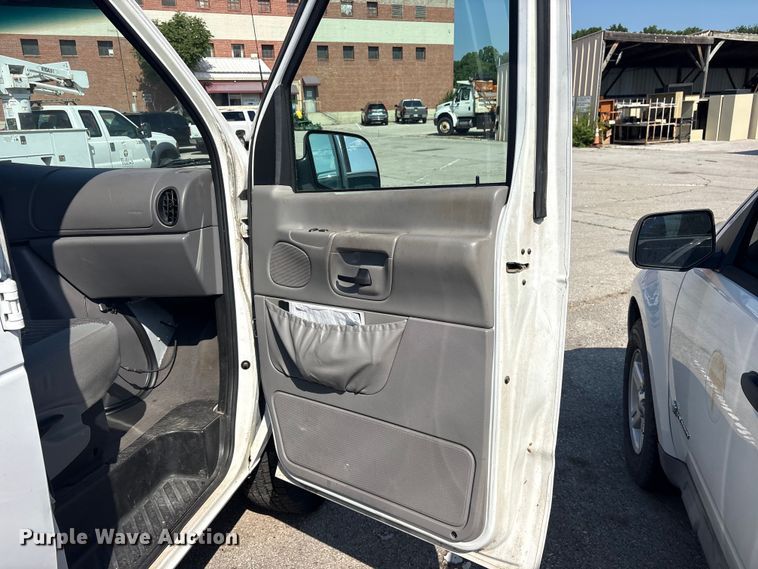 image for item FB8757 2000 Ford E350 van