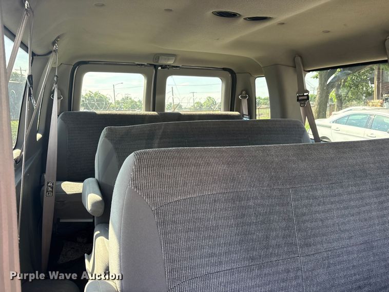 image for item FB8757 2000 Ford E350 van