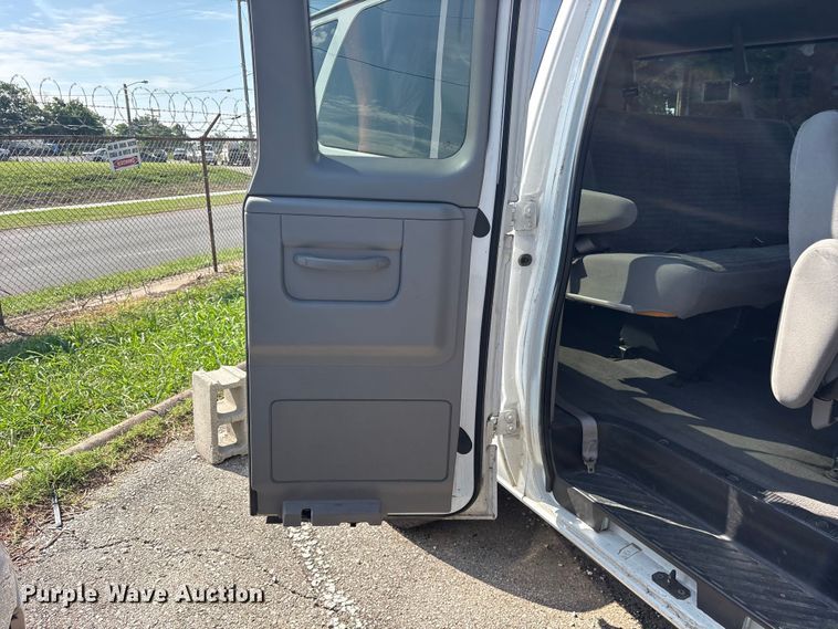 image for item FB8757 2000 Ford E350 van