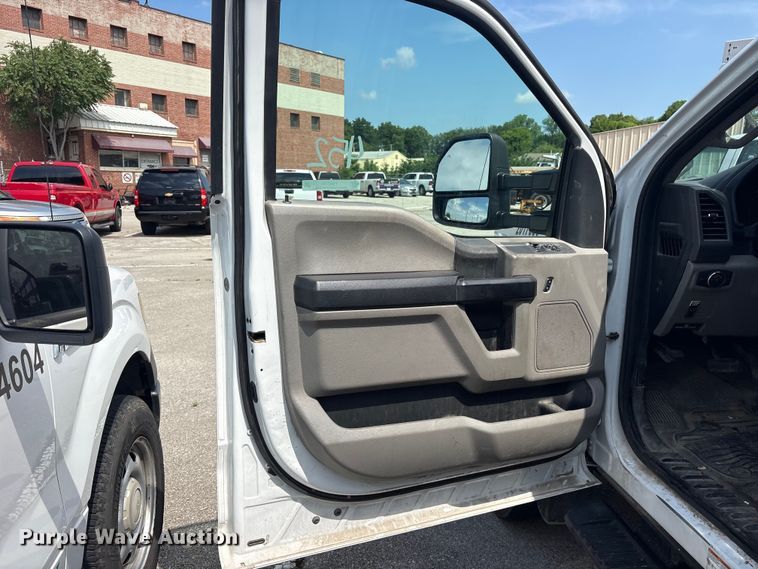 image for item FB8770 2017 Ford F450 Super Duty flatbed truck
