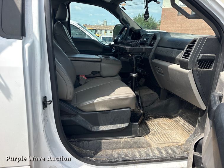 image for item FB8770 2017 Ford F450 Super Duty flatbed truck