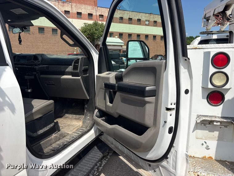 image for item FB8770 2017 Ford F450 Super Duty flatbed truck