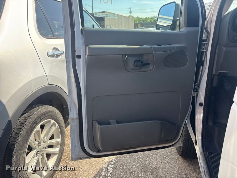 image for item FB8775 2006 Ford E250 van
