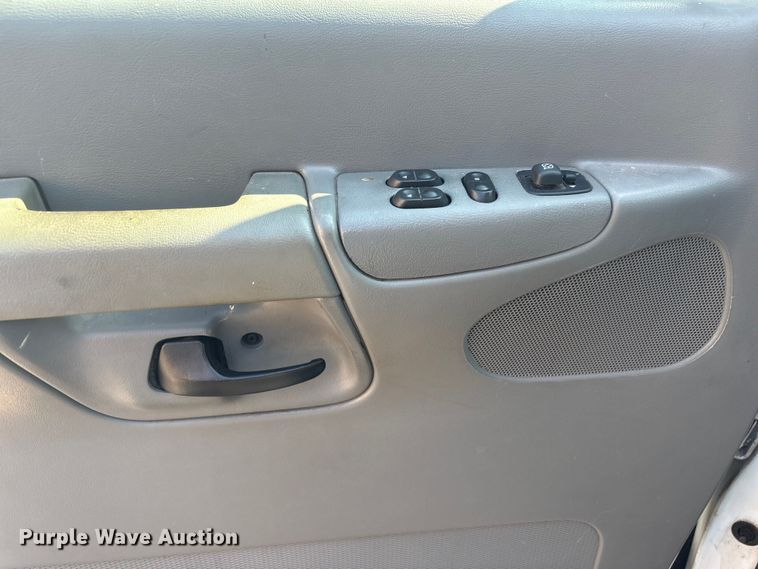 image for item FB8775 2006 Ford E250 van