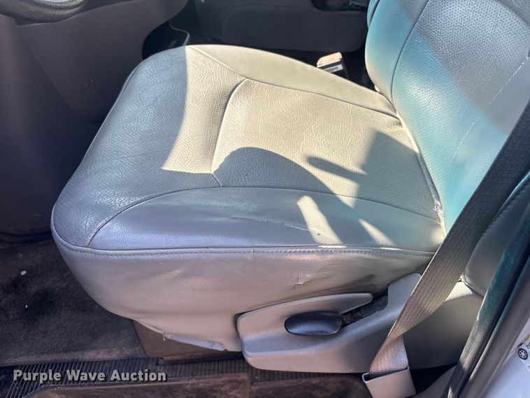 image for item FB8775 2006 Ford E250 van
