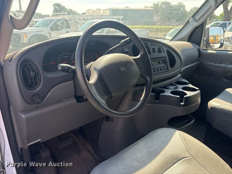 image for item FB8775 2006 Ford E250 van