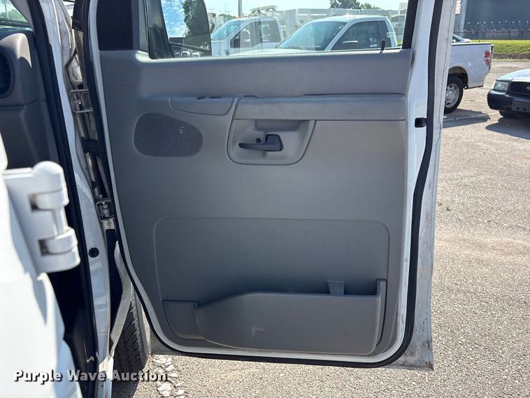 image for item FB8775 2006 Ford E250 van