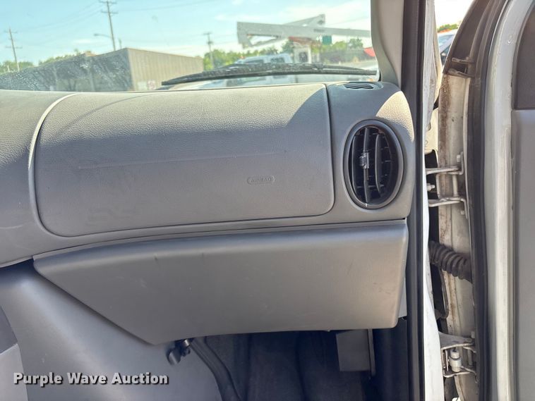 image for item FB8775 2006 Ford E250 van