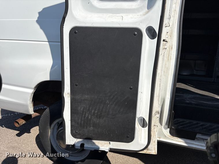 image for item FB8775 2006 Ford E250 van