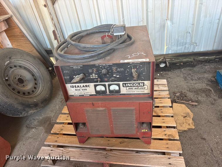 image for item FB8798 Lincoln R3S-250 welder