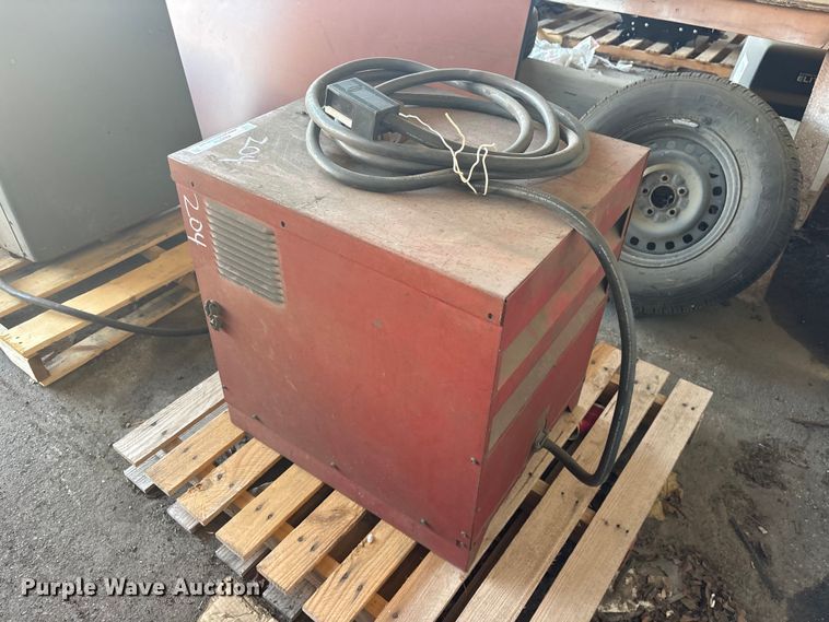 image for item FB8798 Lincoln R3S-250 welder