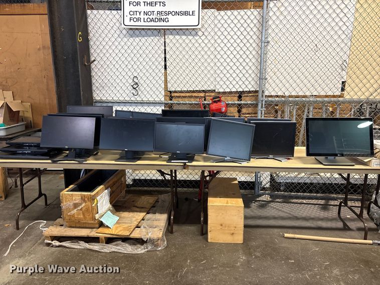 image for item FB8805 Dell Approximately 22 Dell monitors