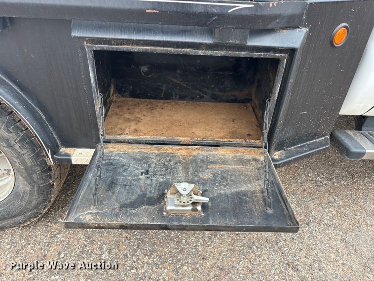 image for item FC2223 2014 Ford F350 Super Duty Crew Cab flatbed pickup truck