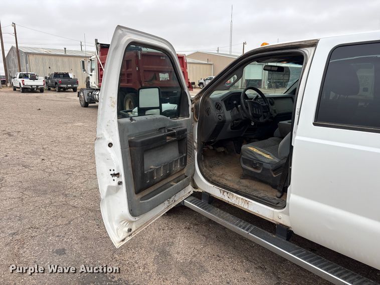 image for item FC2223 2014 Ford F350 Super Duty Crew Cab flatbed pickup truck