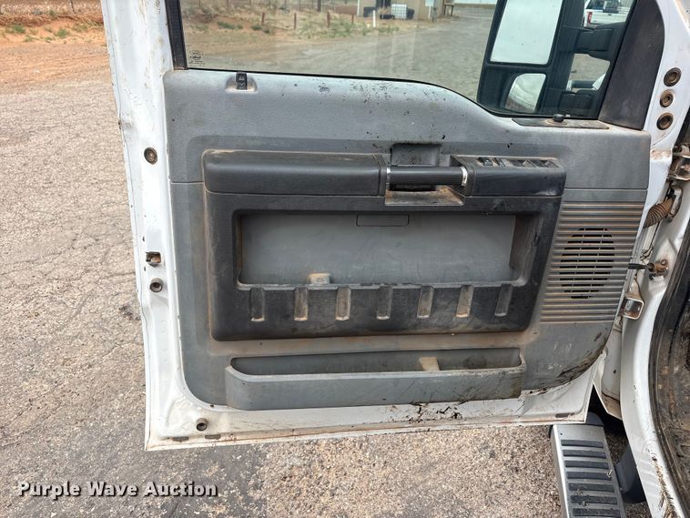 image for item FC2223 2014 Ford F350 Super Duty Crew Cab flatbed pickup truck