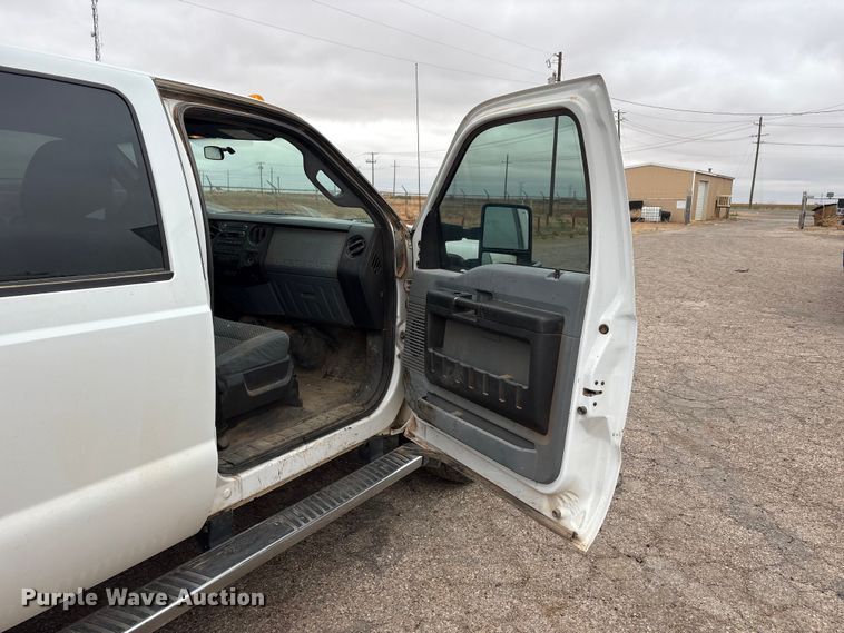 image for item FC2223 2014 Ford F350 Super Duty Crew Cab flatbed pickup truck