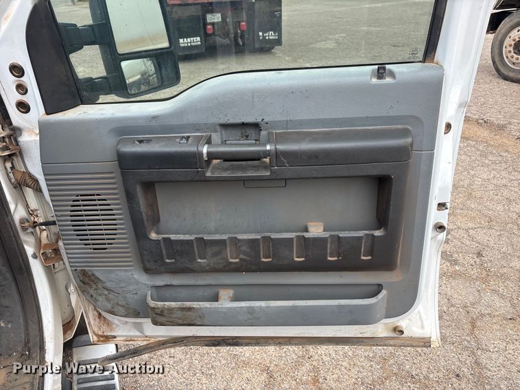 image for item FC2223 2014 Ford F350 Super Duty Crew Cab flatbed pickup truck